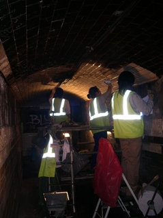Chicos limpiando el tunel de acceso
