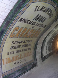 Recuperación de cartel en el andén